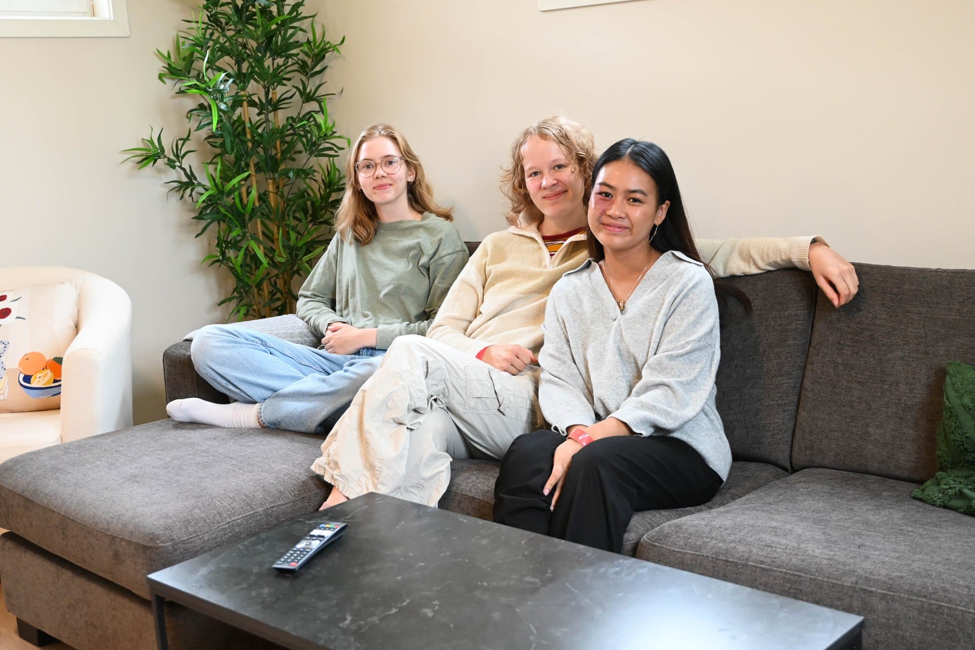 STUDENTER: Silje Myrbekk (fra venstre), Embla Høgset og Sa-Sa Tran har flyttet inn i kollektiv i det som tidligere var Villa Ro-bygget. Foto: Natalia C. Heinrich